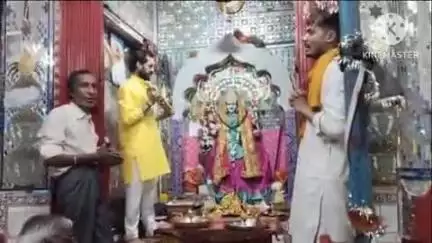 बांधवगढ़: उमरिया: मां वैष्णो देवी मंदिर में पंडित जी ने विधि-विधान से उतारी आरती