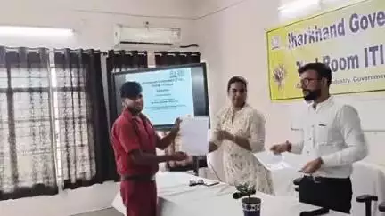 चितरपुर: आईटीआई टूल रुम गोला में मारुति कंपनी में चयनित 45 छात्रों को ऑफर लेटर वितरित