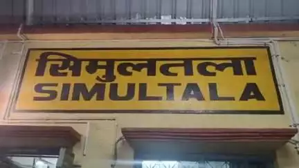 झाझा: सिमुलतला-घोरपारण रेलखंड के पोल संख्या 350/1 के पास ट्रेन से फंसी बाइक, टला बड़ा रेल हादसा