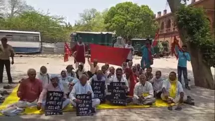 विभिन्न मांगों को लेकर अखिल भारतीय किसान सभा के आह्वान पर पत्थर गिरजाघर पर दिया गया धरना