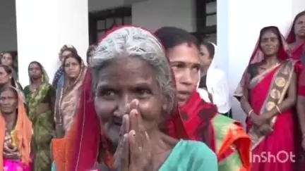 अंबिकापुर: परसोंडीकला की एक बुजुर्ग महिला ने हाथ जोड़कर कलेक्टर से एसईसीएल को जमीन नहीं देने की गुहार लगाई है
