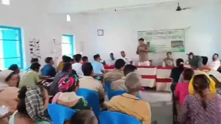 কালচিনি: মানুষ-বন্যপ্রাণীর সংঘাত রুখতে পানা বনবস্তিতে যৌথ বন সুরক্ষা কমিটির সদস্যদের নিয়ে বৈঠক করল বনদপ্তর, উপস্থিত ADFO