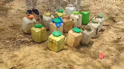 वारासिवनी: गारापुरी में आबकारी विभाग की अवैध शराब पर कार्रवाई, 225 किलो लाहन जब्त