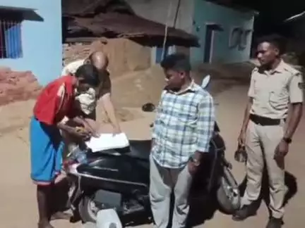 ସୁନ୍ଦରଗଡ ସହର: ଧରୁଆଡିହି ପୋଲିସ ମାନମୁଣ୍ଡାରୁ ଜଣେ ମଦ ବେପାରୀକୁ ଗିରଫ କରିବା ସହ,ସ୍କୁଟି ଓ  ମଦ କଲା ଜବତ