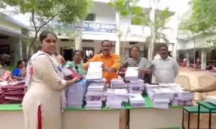 శామీర్‌పేట: మల్కాజ్గిరి ప్రభుత్వ పాఠశా లలోని విద్యార్థులకు పుస్తకాలు యూనిఫామ్ పంపిణీ: కార్పొరేటర్ శ్రవణ్