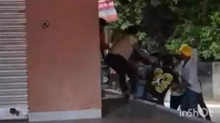 एटा: रेलवे रोड पर सरस्वती शिशु मंदिर के सामने शहर के प्रसिद्ध इलेक्ट्रॉनिक व्यवसायी के साथ हुई जमकर मारपीट, वीडियो आया सामने