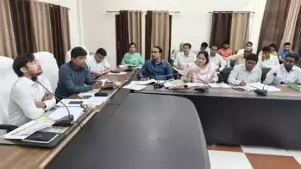 सकलडीहा: DM की अध्यक्षता में 50 लाख से अधिक की लागत की परियोजनाओं, IGRS व CM डैशबोर्ड की समीक्षा बैठक कलेक्ट्रेट में संपन्न