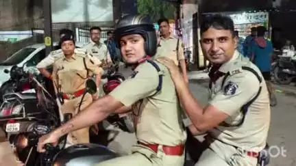 धमतरी: एएसपी व अन्य अधिकारियों ने संवेदनशील क्षेत्रों में बाइक पेट्रोलिंग कर विभिन्न लोगों को चेतावनी देते हुए की कार्रवाई