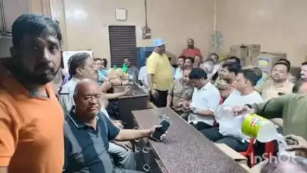 कासगंज: कासगंज में व्यापारी के साथ मारपीट का मामला, व्यापारियों ने शुक्रवार को दोपहर 1 बजे तक बाजार बंद रखने का लिया फैसला