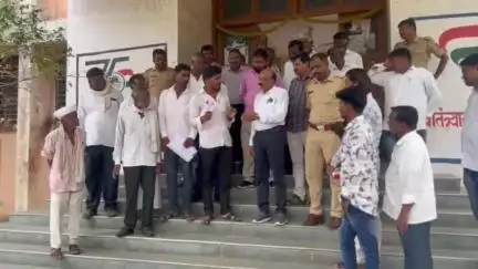 अंबड: प्रहार जनशक्ती पक्ष जिल्हाध्यक्ष युवा आघाडी जालना यांच्या वतीने अंबड पंचायत समिती कार्यालया. मध्ये सनई डफली बजाव आंदोलन