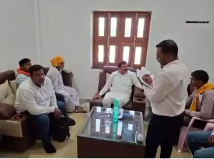 चैनपुर: नौघरा गांव पहुंचे अल्पसंख्यक कल्याण मंत्री मो जमा खां ने जनता दरबार लगाकर लोगों की समस्याओं से हुए रूबरू