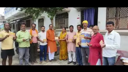 पचरुखी: प्रधानमंत्री के प्रस्तावित कार्यक्रम के लिए बीजेपी नेताओं ने पचरुखी में बांटे आमंत्रण पत्र