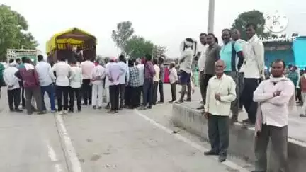 आष्टी: मोटर सायकलची दुभाजकाला धडक इसमाचा जागीच मृत्यू .. धाडी बस स्टॅन्ड वरील घटना...
