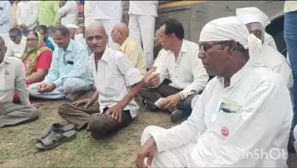 श्रीरामपूर: हरेगाव मळ्यातील आकारी पडित जमिनीचा वाद पेटला महामंडळाच्या काट्या काढण्याच्या कामाला शेतकऱ्यांचा विरोध