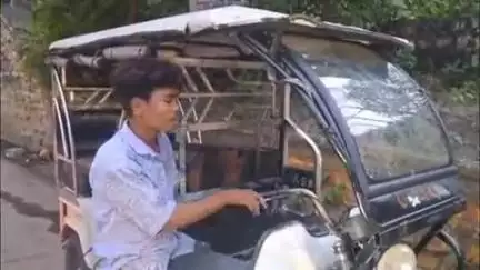 खंडवा नगर: खंडवा: तीन पुलिया के पास ई-रिक्शा में अचानक लगी आग