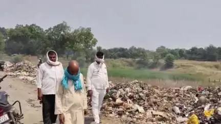 आरा: सारंगपुर गांव के समीप नगर निगम के द्वारा कचरा गिरने से गांव के आसपास के लोग परेशान धुएं से वातावरण हुआ दूषित #jansamsya