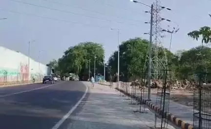 करछना: लेप्रोसी चौराहा के पास तेज रफ्तार कार ने बाइक सवार को रौंदा, एक की मौत और साथी घायल