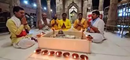 काशी विश्वनाथ मंदिर परिसर में नवग्रह मंडप में अहमदाबाद विमान दुर्घटना में दिवंगत आत्माओं की शांति के लिए प्रार्थना
