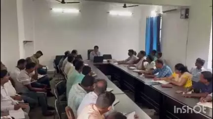 उदाकिशुनगंज: विधानसभा चुनाव को लेकर उदाकिशुनगंज अनुमंडल कार्यालय में हुई बैठक, एसडीएम ने की अध्यक्षता