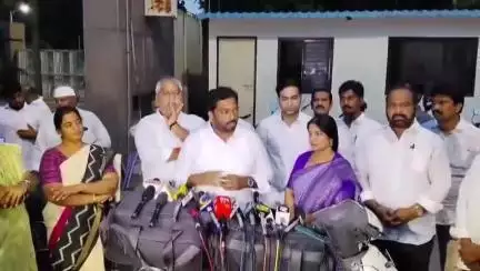 కూటమి ఏడాది పాలనలో అన్నింటా విఫలమైందని గవర్నర్కు ఫిర్యాదు చేసిన అనంతరం మీడియాతో మాట్లాడిన YCP MLC మొండితోక అరుణ్ కుమార్