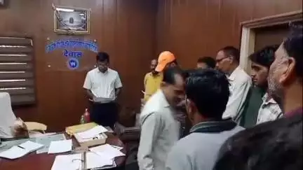 देवास: बिजली आउटसोर्स कर्मियों ने अधीक्षण यंत्री को सौंपा ज्ञापन