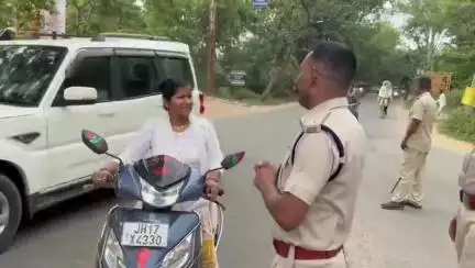 गोड्डा: गोड्डा कॉलेज चौक पर सघन वाहन जांच अभियान, 10 गाड़ियों से ₹15 हजार का जुर्माना वसूला गया