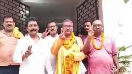 घोड़ासहन: घोड़ासहन व्यापार मंडल चुनाव में कदमवा पंचायत के पैक्स अध्यक्ष नरेंद्र सिंह ने अध्यक्ष पद पर जीत हासिल की