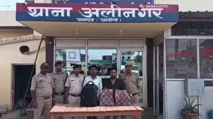मुगलसराय: मानसरोवर पोखरा के उत्तरी छोर से पुलिस ने अवैध शराब के साथ 2 तस्करों को किया गिरफ्तार