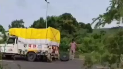 आंबेगाव: पुणे नाशिक महामार्गावर साई द्वारका पेट्रोल पंपाच्या जवळ मालवाहतूक पिकप गाडीचा अचानक तुटला एक्सेल