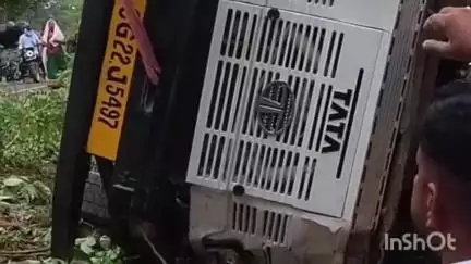 बिछिया: ककैया के पास पुलिया में भीषण सड़क हादसा, ट्रक पलटने से चालक गंभीर घायल, 3 घंटे बाद निकाला गया