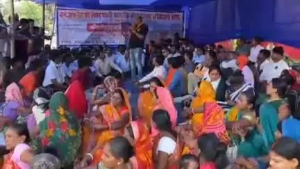 बरकागाँव: एनटीपीसी के खिलाफ कट ऑफ डेट को लेकर निराशा विधायक अरूप चटर्जी अनिश्चितकालीन धरने पर बैठे