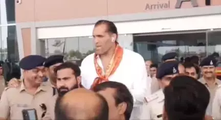 चीनोर: ग्वालियर एयरपोर्ट पर द ग्रेट खली पहुंचे, लोगों से की मुलाकात