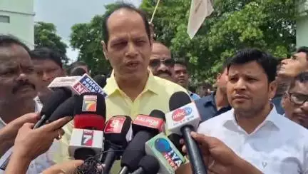 ଛତ୍ରପୁର: ବିକାଶ ବାହାନ ଓ ସରକାରକଂ ସଫଳତାକୁ ନେଇ ଛତ୍ରପୁର ଠାରେ ପ୍ରତିକ୍ରିୟା ରଖିଲେ ବ୍ରହ୍ମପୁର ସାଂସଦ ଓ ଛତ୍ରପୁର ବିଧାୟକ