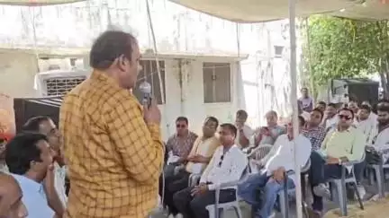 आबू रोड: आबूरोड में मार्बल एसोसिएशन के अध्यक्ष से मारपीट, आरोपियों की गिरफ्तारी को लेकर उद्योगपतियों ने थाने के बाहर दिया धरना