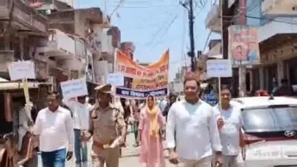 रॉबर्ट्सगंज: एएचटीयू थाना, श्रम विभाग व जिला बाल संरक्षण इकाई द्वारा अंतर्राष्ट्रीय बाल श्रम निषेध दिवस पर निकाली गई जागरूकता रैली