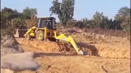बिजावर: अनगोर में जेसीबी से खेत खोदकर तालाब बनाने का वीडियो आया सामने, तहसीलदार ने जांच का आश्वासन दिया
