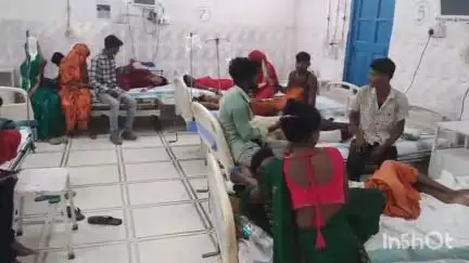 मधेपुरा: सदर अस्पताल में पंखा खराब होने से मरीज़ों को बाहर से पंखा खरीदकर राहत दिलानी पड़ रही है