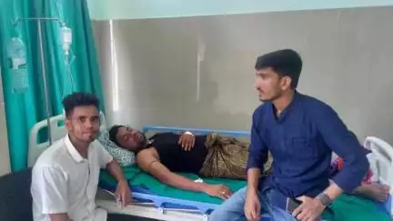 হাইলাকান্দি: হাইলাকান্দিতে বিশিষ্ট সমাজকর্মী কবির উদ্দিন লস্করের অসুস্থতার খোঁজ খবর নেন বিশিষ্টরা
