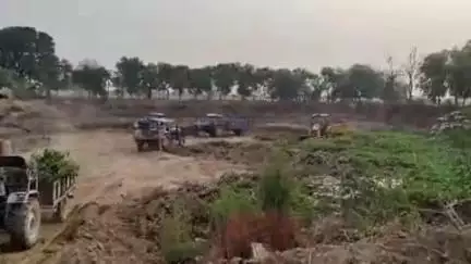बाह: गुर्जा शिवलाल गांव में तालाब खुदाई के नाम पर अवैध मिट्टी खनन, इंटरनेट पर वीडियो हुआ वायरल