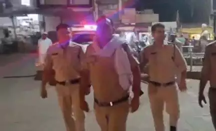 चुरहट: चुरहट पुलिस ने यातायात व्यवस्था बनाए रखने की अपील की, वाहन चालकों को सीट बेल्ट व हेलमेट पहनने को कहा
