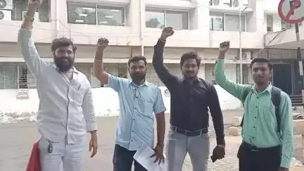 शिरपूर: शहादा-शिरपूर-चोपडा रस्त्याच्या दयनीय अवस्था,न्यायासाठी जिल्हाधिकाऱ्यांना मनसेने घातले साकळे #jansamysa