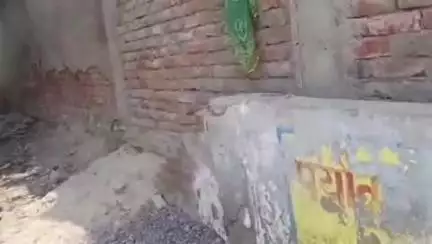 खागा: धाता के नगरपंचायत परिषद में डंप कचरे से लोगों के घरों में फैल रही सीलन, लोगों ने जताई नाराजगी