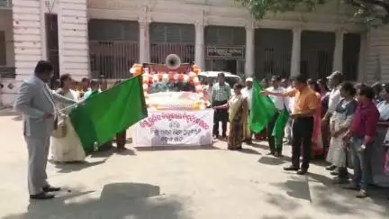 ଦେବଗଡ: ଉପଜିଲ୍ଲାପାଳଙ୍କ କାର୍ଯ୍ୟାଳୟ ସମ୍ମୁଖରେ ଶିଶୁ ଶ୍ରମିକ ନିରାକରଣ ସଚେତନତା ରଥ ଶୁଭାରମ୍ଭ କଲେ ଜିଲ୍ଲାପାଳ