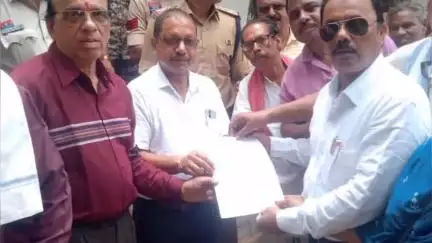 अंबागढ़ चौकी में कांग्रेसियों ने युक्तियुक्तकरण के खिलाफ विकासखंड शिक्षा अधिकारी कार्यालय का किया घेराव