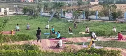 मुंगावली: अंतर्राष्ट्रीय योग दिवस से पहले भुजरियां तालाब पार्क में गणमान्य नागरिकों ने किया योग