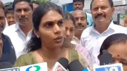 సర్వేపల్లి: ప్రజలు ప్రశ్నించినా కేసులు పెడతారా ? : మనుబోలులో మాజీ మంత్రి కాకాణి కూతురు పూజిత