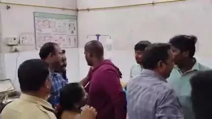 నగరంలో వివాహిత ఆత్మహత్యాయత్నం, ప్రభుత్వ సర్వజన ఆసుపత్రిలో ఇరువర్గాల మధ్య ఘర్షణ