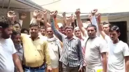 नगर के मोहल्ला नया छत्ता स्थित विद्युत अधिशासी अभियंता कार्यालय पर संविदा विद्युत कर्मियों ने किया धरना प्रदर्शन