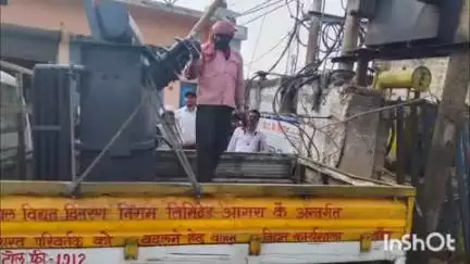 नरैनी: पोस्ट ऑफिस के पास ट्रांसफार्मर जल जाने से दो मोहल्लों में 20 घंटे बिजली रही गुल, लोगों को हुई भारी परेशानी