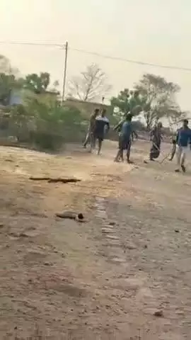 बारा: ललई ग्राम सभा में दो पक्षों के बीच हुई मारपीट, मारपीट का वीडियो सोशल मीडिया पर वायरल हो रहा है
